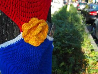 Urban-Knitting: Rosen am Baum