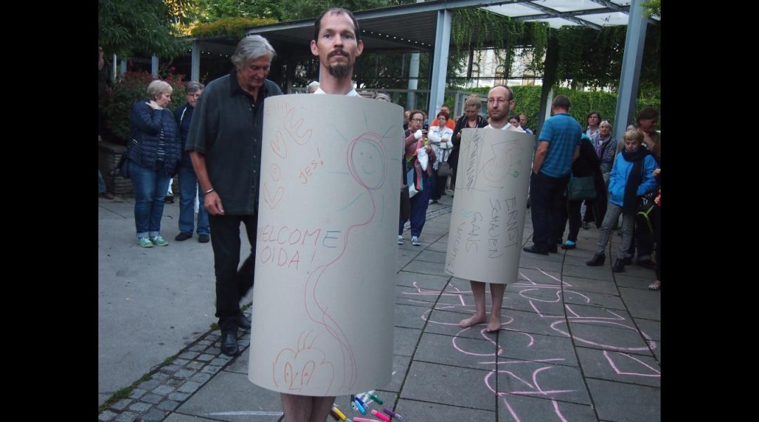 Männer in Kartonrollen